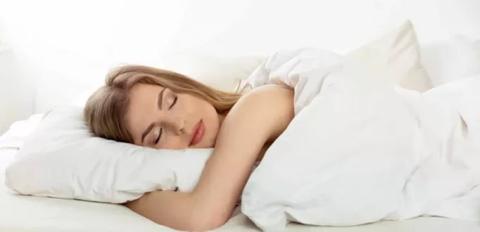 متلازمة الجمال النائم تدفع المصاب بها إلى النوم