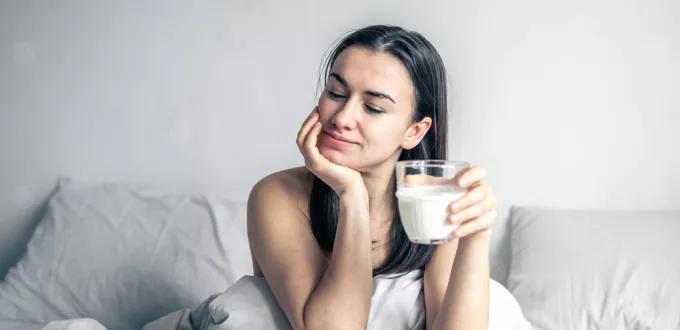 فوائد الحليب قبل النوم وأضراره