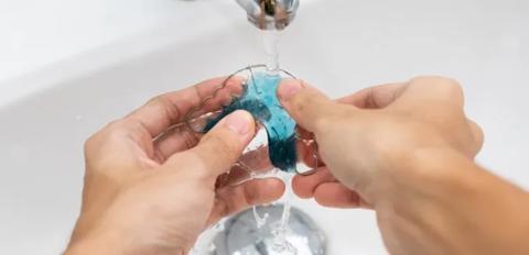 كيفية تنظيف مثبت الأسنان