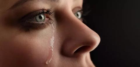 ماذا تعرف عن أنواع الدموع وأهميتها؟