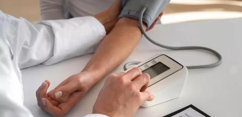 ما العلاقة بين ارتفاع ضغط الدم والكوليسترول؟