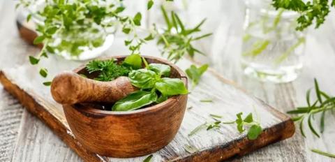 7 أعشاب فعالة في علاج تشنّج المعدة