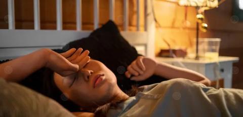 ما الأسباب المحتملة للتعرق أثناء النوم؟