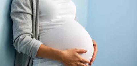 تحجر البطن في الشهر التاسع من الحمل: الأسباب والعلاج